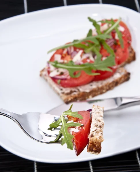 Pan de tomate con trozo en un tenedor —  Fotos de Stock