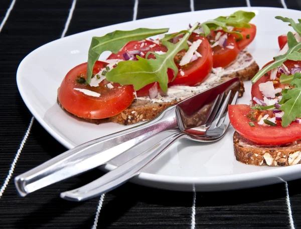 Vejetaryen domates ekmek ile çatal bıçak takımı — Stok fotoğraf