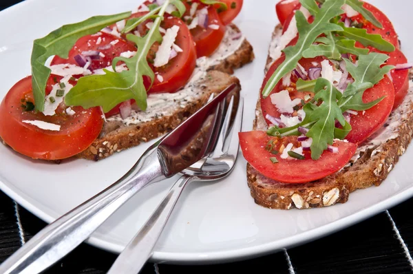 Vegetarische tomaat brood met bestek — Stockfoto
