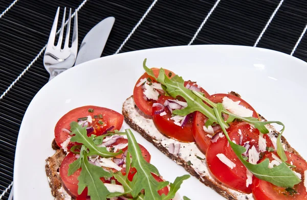 Pan de tomate vegetariano con cubiertos —  Fotos de Stock