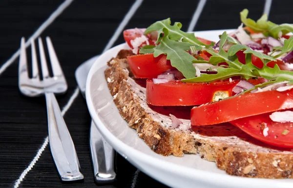 Vegetarisk tomat bröd med bestick — Stockfoto