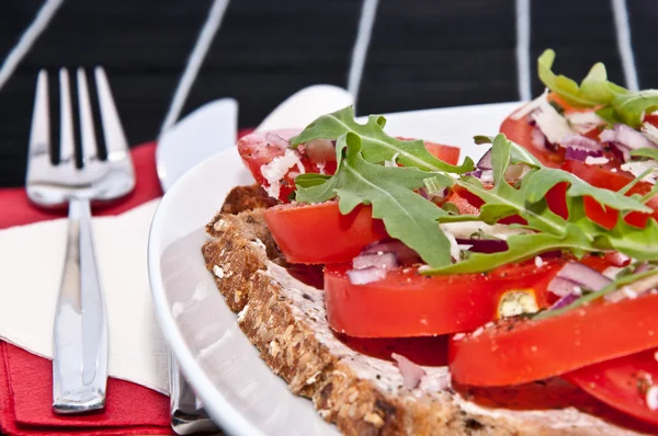Vegetarisk tomat bröd med bestick — Stockfoto