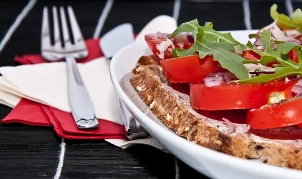 カトラリーとベジタリアン トマトのパン — ストック写真