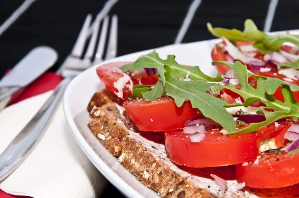 Pão de tomate vegetariano com talheres — Fotografia de Stock