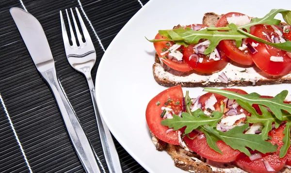 Chleb pomidor wegetariańska z sztućce — Zdjęcie stockowe
