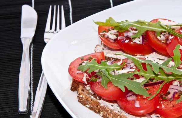 Pão de tomate vegetariano com talheres — Fotografia de Stock
