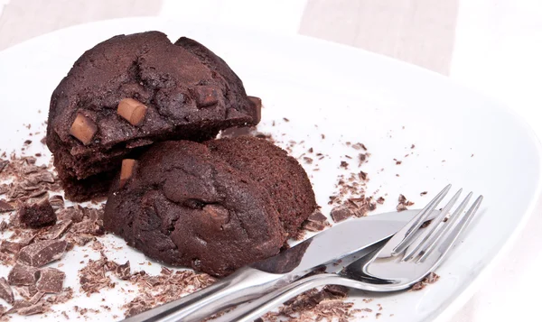 Muffins marrons au chocolat sur une assiette — Photo