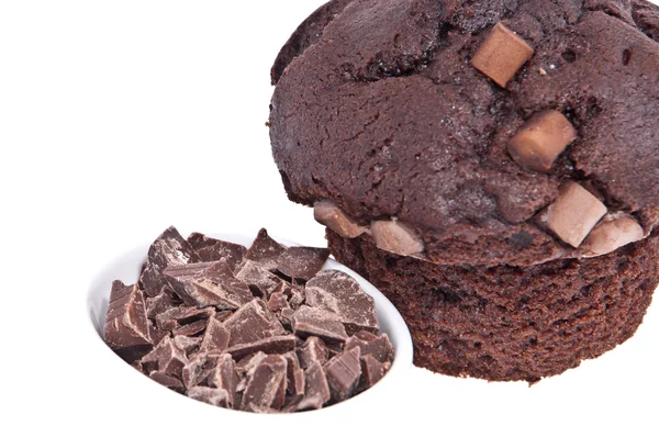 Бурый кекс с шоколадом впереди — стоковое фото