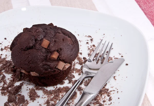 Muffin marroni con cioccolato e posate — Foto Stock