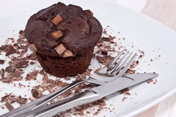 Коричневі кекси з шоколадом та столовими приборами — стокове фото