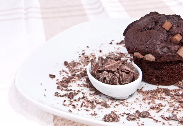 Коричневий булочку з шоколадом на тарілку — стокове фото