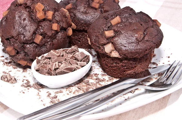 Muffins faits maison avec des ingrédients sur une assiette — Photo