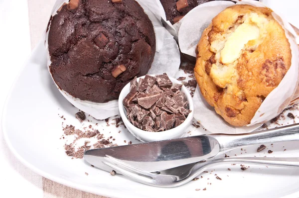 Gemengde vers gebakken muffins op een plaat — Stockfoto