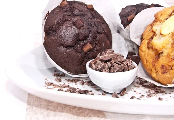 Gemischte frisch gebackene Muffins auf einem Teller — Stockfoto