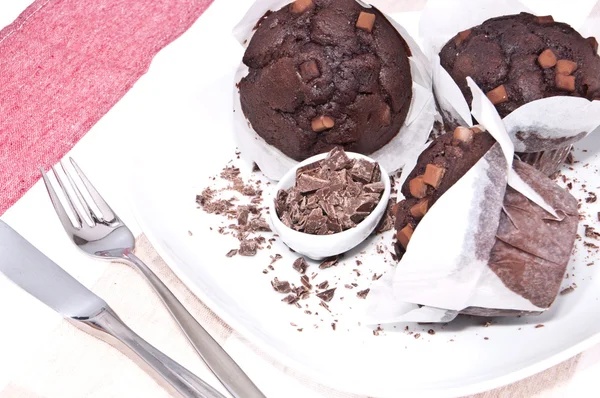 Свіжі шоколадні кекси на тарілці — стокове фото