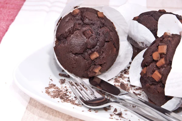Свіжі шоколадні кекси на тарілці — стокове фото