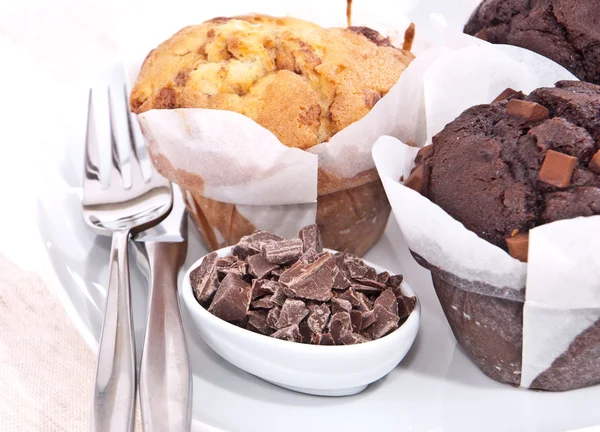 Gemischte hausgemachte Muffins auf einem Teller — Stockfoto