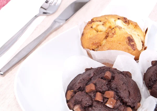 Muffins maison mélangés dans une assiette — Photo