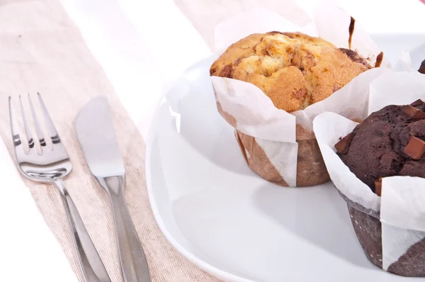 Gemischte hausgemachte Muffins auf einem Teller — Stockfoto