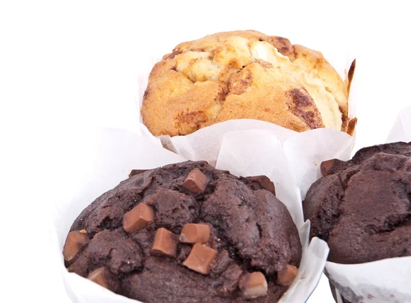 Muffins mixtos en blanco (recorte de caminos ) — Foto de Stock