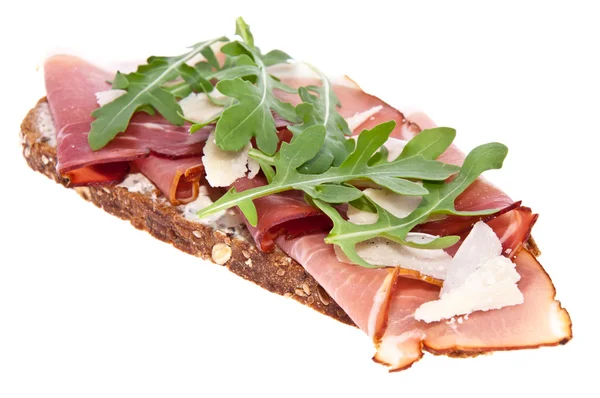 Pain avec salade de jambon, parmesan et fusée — Photo