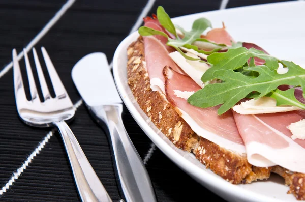 Brot mit Gammon auf einem Teller — Stockfoto