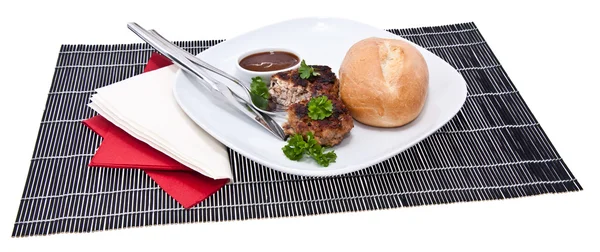 Burger auf einem Teller isoliert auf weiß — Stockfoto