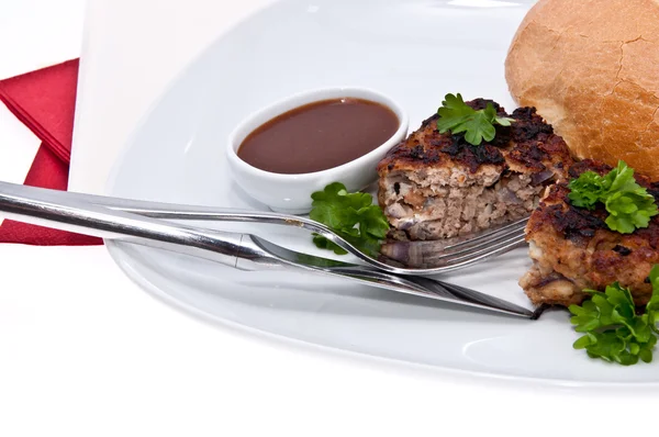 Burger auf einem Teller isoliert auf weiß — Stockfoto