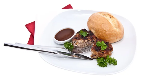 Hamburguesa en un plato aislado en blanco —  Fotos de Stock