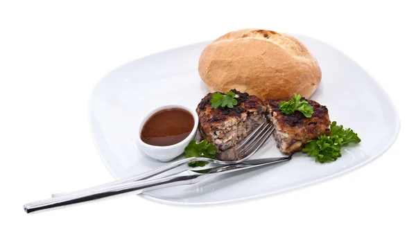 Burger su un piatto isolato su bianco — Foto Stock