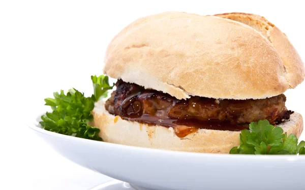 Burger pe o rola izolata pe alb — Fotografie, imagine de stoc