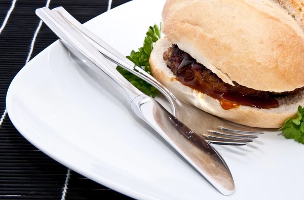 Hamburger op een broodje met bestek — Stockfoto