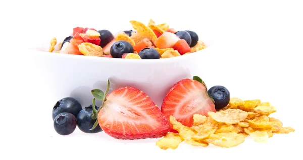 Кукурудзяні пластівці зі свіжими фруктами на білому — стокове фото