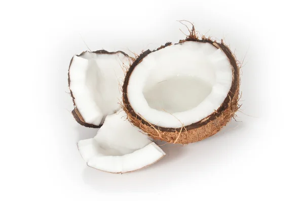 Um coco rachado no fundo branco — Fotografia de Stock
