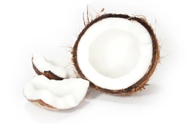 Une noix de coco craquelée sur fond blanc — Photo