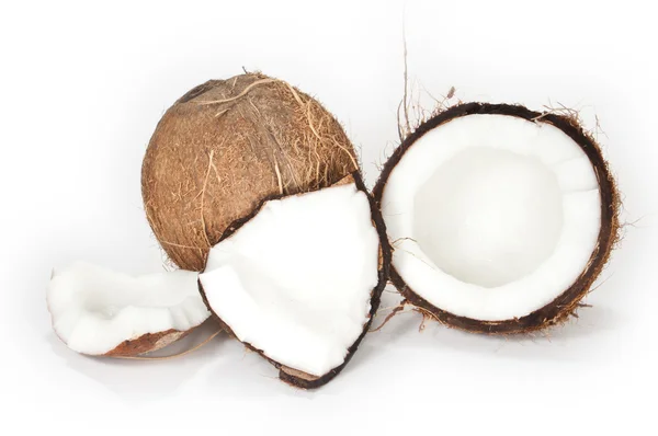在白色背景上一个破裂的椰子 — 图库照片