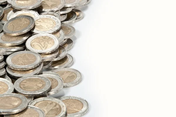 Haldy dvoueurových mincí — Stock fotografie