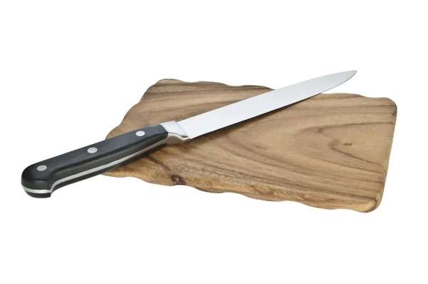 Нарезанная доска с большим ножом — стоковое фото