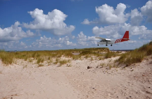 Αεροπλάνο, προσγείωση σε ένα νησί. — Φωτογραφία Αρχείου