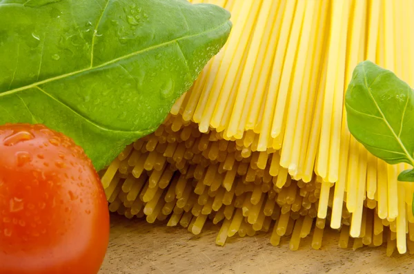 Spaghettis au basilic et tomate — Photo