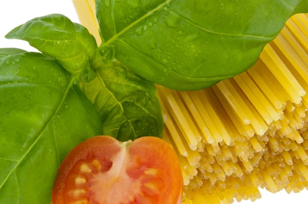 Spaghettis au basilic et à la tomate - vue macro (avec chemin de coupe) — Photo
