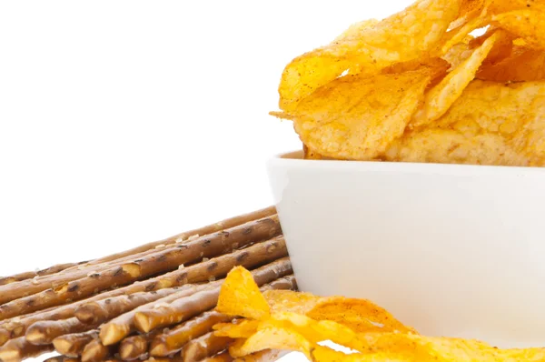 Batatas fritas e palitos salgados (com caminho de recorte ) — Fotografia de Stock