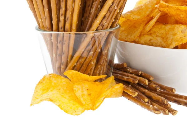 Chips y Saltsticks (con ruta de recorte ) —  Fotos de Stock