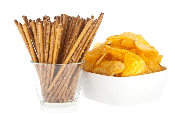 Chips y Saltsticks (con ruta de recorte ) — Foto de Stock