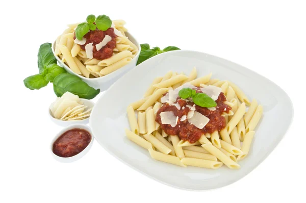 Kase ve bir tabak domates soslu Penne — Stok fotoğraf