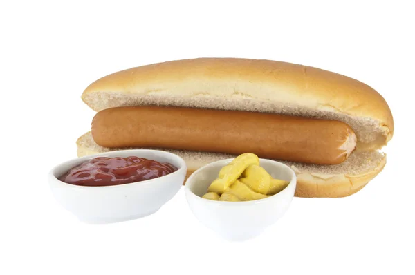 Hot Dog com molhos em tigelas (caminhos de recorte ) — Fotografia de Stock