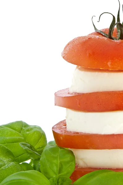 積み上げトマト モッツァレラチーズとバジル (クリッピング パスと) — ストック写真