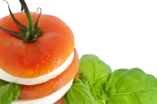 Gestapelte Tomatenmozzarella und frisches Basilikum (mit Schnittweg)) — Stockfoto