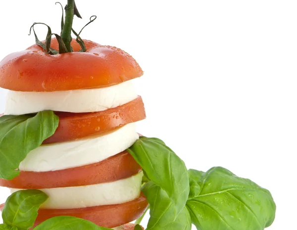 Складной томатный моцарелла и свежий базилик (с вырезкой пути ) — стоковое фото