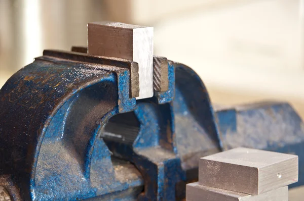 Vice with a block of metal — Stock Photo, Image